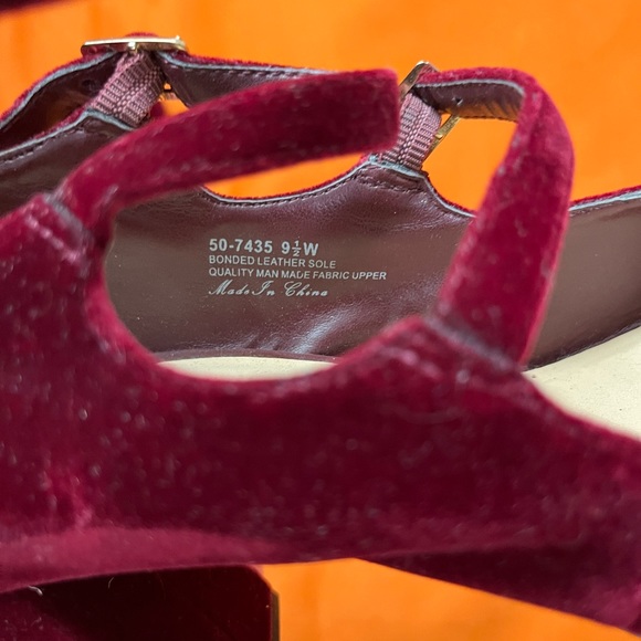 Burgundy velvet heels - Picture 3 of 3